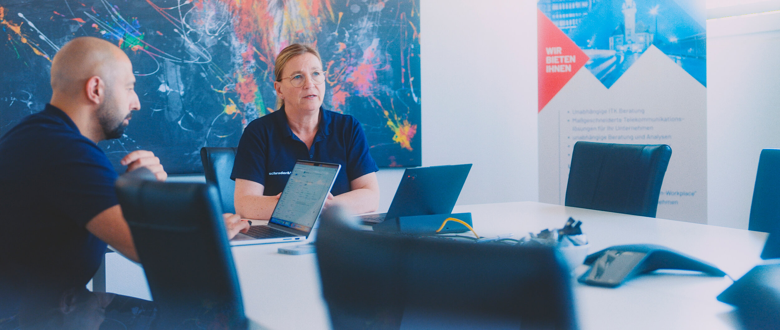 Eine Besprechung mit einer Frau arbeitet im Team im Büro