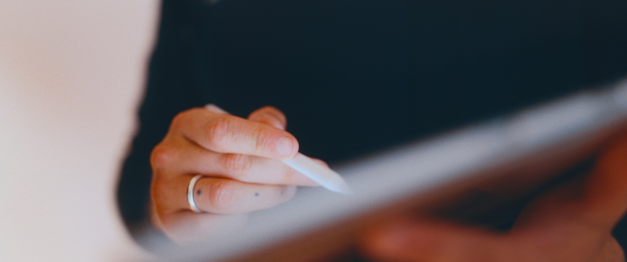 Person schreibt auf tablet